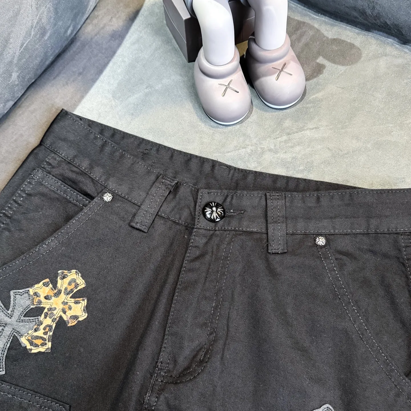 P270 Chrome Hearts Leopard Print Jeans with Black Leather and Wooden Leather Elements Washed Jeans Authentically Restore the Ultimate Vintage Texture Three-Dimensional Fit Loose and Comfortable Not Slimming Appearing Tall and Slim Made by Manufacturers Original Quality Control Same Style for Men and Women Can Be Matched with Couples Versatile Recommendations Must-Have Jeans for All Seasons Fashionistas Have Been Disappointed From the Quality Selection of Fabrics, Cutting of Details, and Matching of Patterns, Everything Is Impeccable! The upper body is so handsome when worn...it can be easily worn by men, women and children! The craftsmanship is made of heavy-duty washed pure cotton denim fabric. After washing, it is soft and thick and looks very stylish when worn. Color: black Size: 28 30 32 34 36